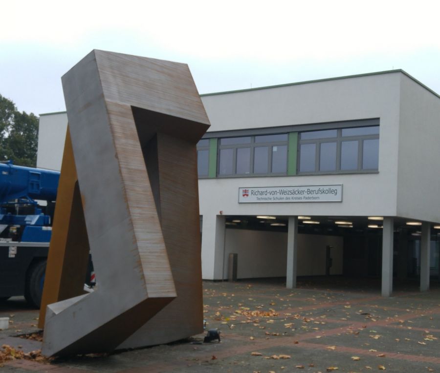 Restauriert und standsicher: Die Skulptur des Künstlers Wilfried Hagebölling steht wieder im Eingangsbereich des Richard-von-Weizsäcker-Berufskollegs in Büren  Bildnachweis: Rustemeier, Kreis Paderborn